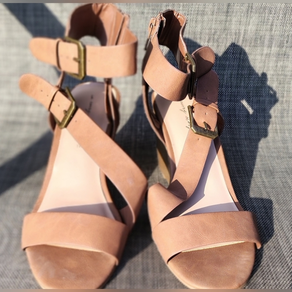 Women’s Tan Wedge Sandals Size 8W Wide Fit – Like New – Ankle Strap, Back Zip